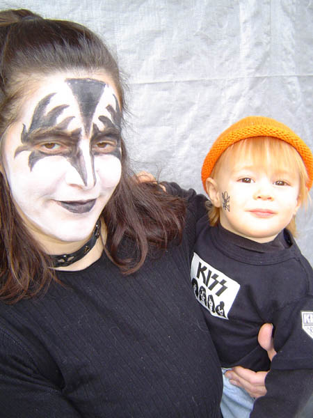 KISS 02 Mom Dane