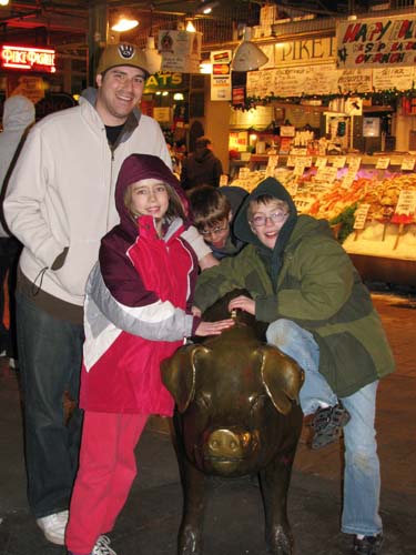 Pike Place Market Rachel the Pig G-Pod Dylan