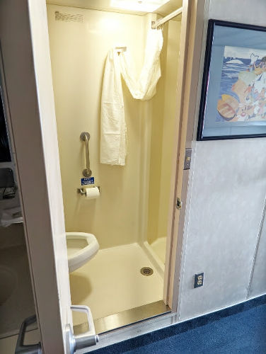 Juneau 49 MV Kennicott Bathroom