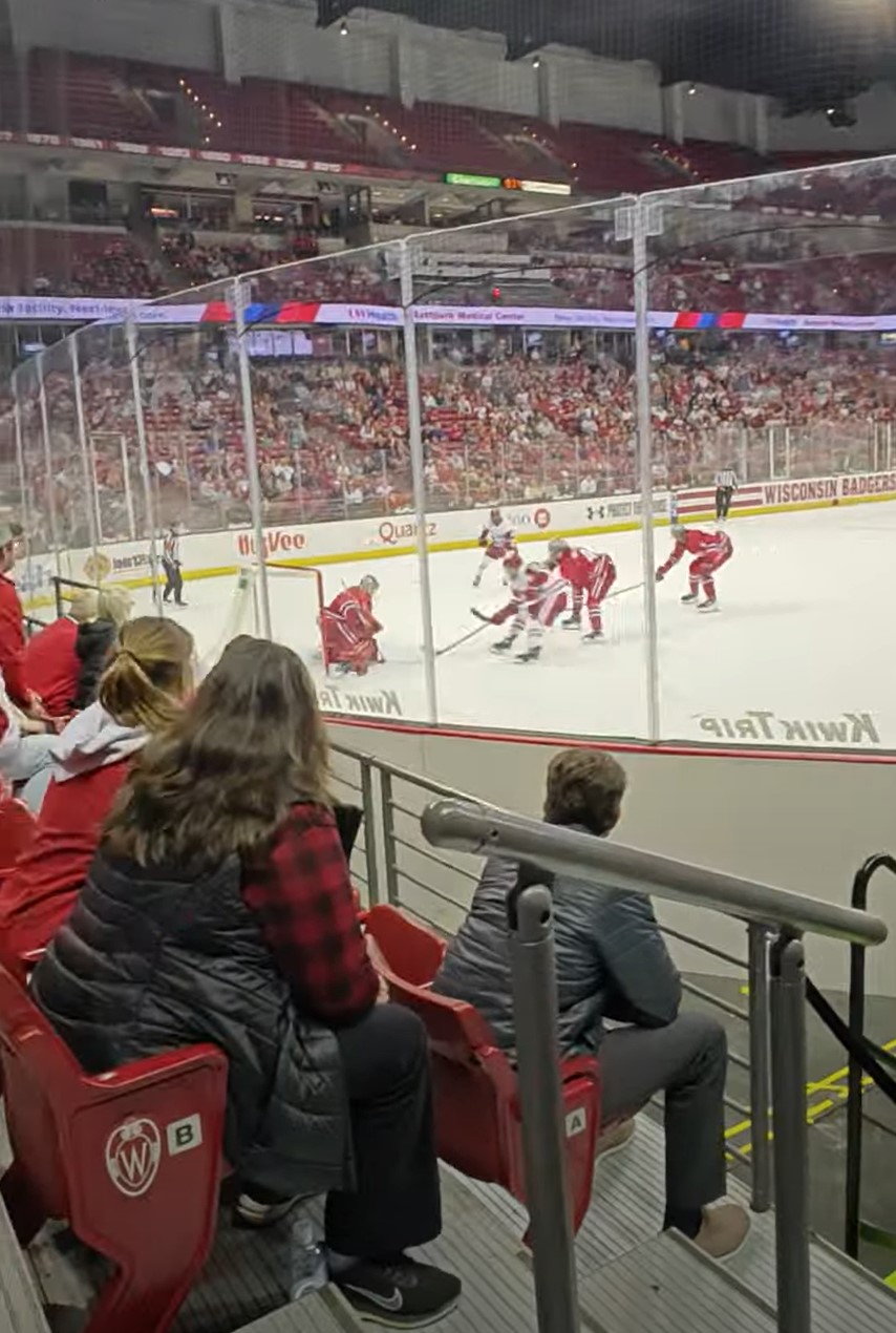 WI Badgers Hockey 01