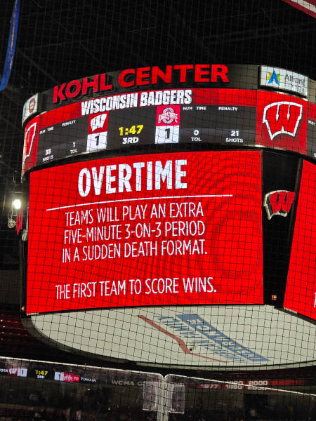 WI Badgers Hockey 02